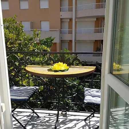 Lejlighed 2pcs A 100 M De La Au Calme Menton